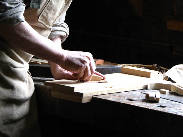 Nuestro equipo de profesionales cuenta  con muchos años de contrastada <strong>experiencia</strong> en el sector de la <strong>carpintería de madera en Torrelodones</strong>.