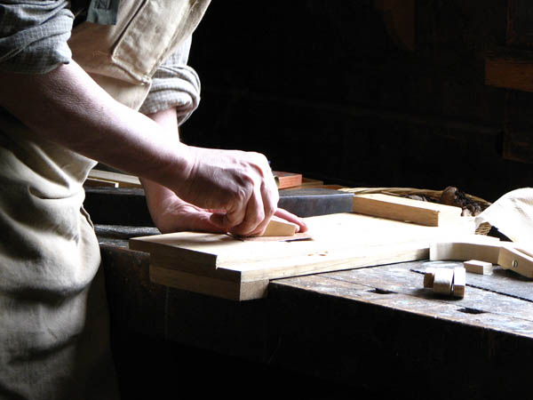 Nuestro equipo de profesionales cuenta  con muchos aÃ±os de contrastada <strong>experiencia</strong> en el sector de la <strong>carpinterÃ­a de madera en Torrelodones</strong>.